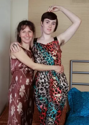 Худенькая голая молоденькая Elle D с маленькими сиськами показывает подстриженную киску крупным планом