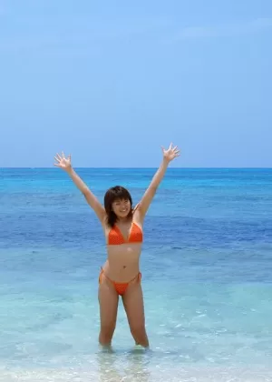 Молодые лесбиянки Эся и Ола раздевают друг друга догола во время действия на берегу