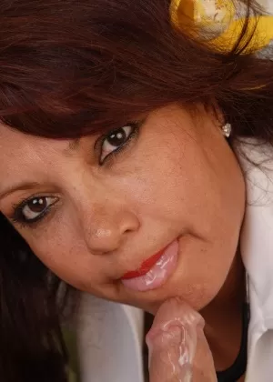 Mature nurse Flor gives a good old blowjob for her new client