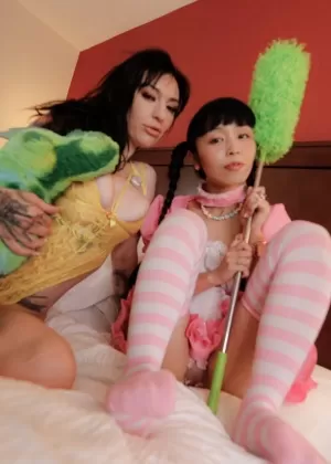 Горячая модель Си Джей Майлз раздевается до белых чулок на ступеньках сада для пентхауса