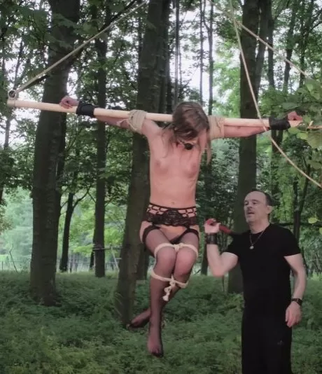 Сара Кей возвращается в лес для еще одного БДСМ-наказания во в 9