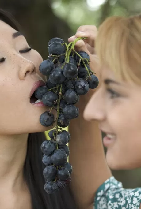 Девочки-подростки Катана и Сара мило занимаются лесбийским сексом в лесу