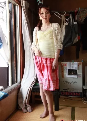 Симпатичная азиатская милфа Нацуки Мисима раскрывает свои удивительно сексуальные изгибы