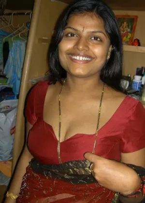 Похотливая индийская шлюха с крошечными сиськами увлекается жестким групповухом