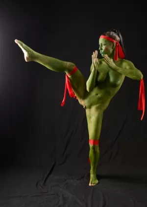 Соло девушка с крашеными волосами и татуировками Лайла Найт снимает длинное платье, чтобы позировать обнаженной