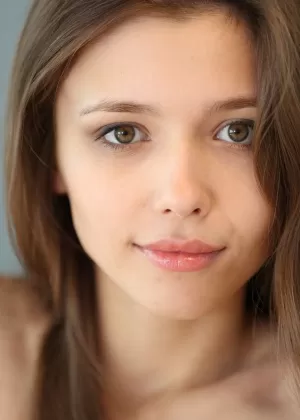 Худенькая украинская молоденькая Мила Азул дразнит своими приятными натуральными сиськами