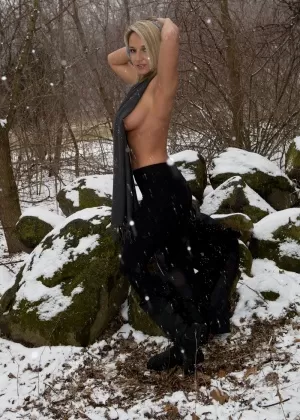 Любительская блондинка с большой грудью Никки Симс раздевается догола на снегу