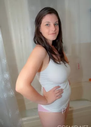 Сольная модель с упругими сиськами и бритой киской принимает ванну сама по себе