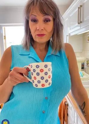 Любительская шлюха средних лет шотландка Сьюзан играет со своим кустом на диване в чулках