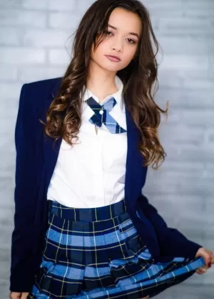 Молоденькая азиатка Лулу задирает юбку, прежде чем поиграться со своим влагалищем