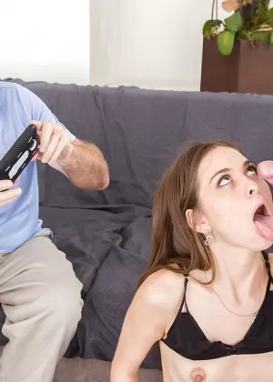 Возбужденная молоденькая Лидия поднимает тост после того, как ее первый ММФ трах завершен