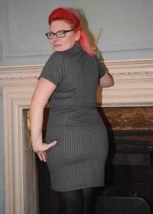 Любительница средних лет Молли Фоксх обнажается в колготках без промежности