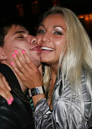 Любительская модель Катя позирует полностью одетой для своего друга фотографа