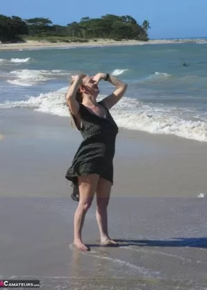 Пожилая британская любительница Лили Мэй распускает свои большие сиськи во время прогулки по пляжу