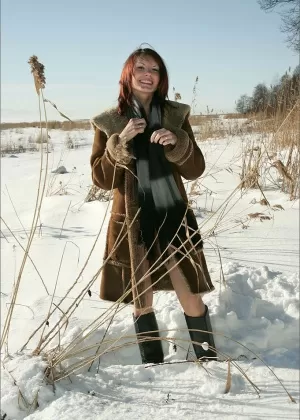 Молодая блондинка Скай Модель позирует не обнаженной в джинсовых джинсах