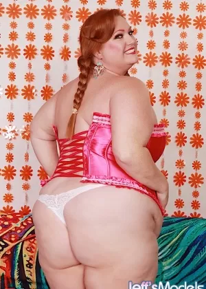 Рыжеволосая SSBBW Мисс Ледикейкс приподнимает свои толстые булочки, чтобы потрогать пальцами свою возбужденную киску