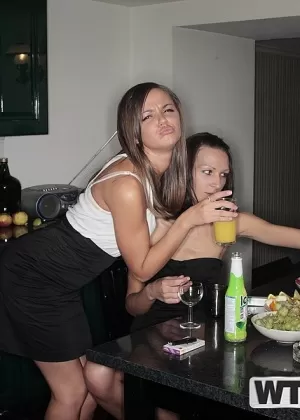 Клубные цыпочки трахают мужчин-стриптизерш и друг друга во время группового секса