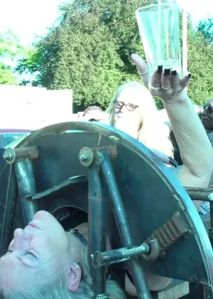 Короткометражная девушка Рита очень нуждается в том, чтобы помочиться возле каких-то голых деревьев