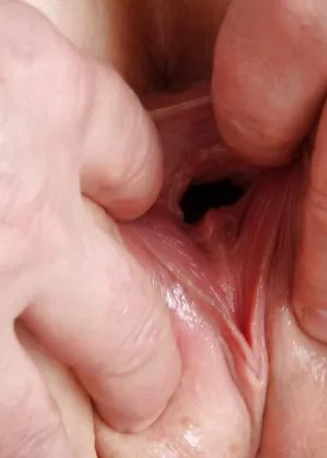 Сладкоежка брюнетка Элл Шторм получает суппозиторий, вставленный в ее задницу