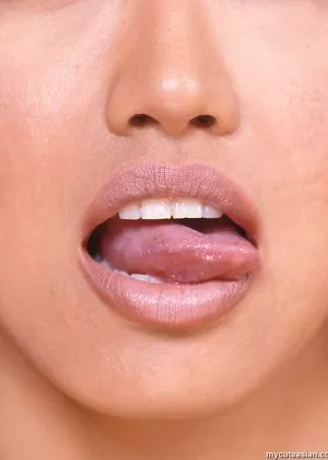 Стройная девушка Дарсия Ли слизывает сперму со своих упругих сисек после жесткого траха