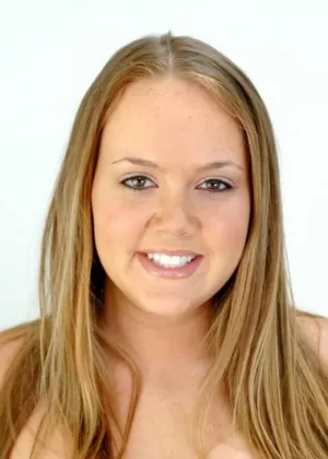 Пухленькую студентку колледжа Меган Прайс трахают в ее черную киску прямо в классе