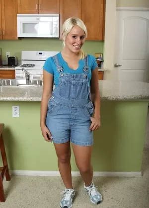 Улыбчивая красотка Софи Райан показывает, что у нее под сексуальными трусиками