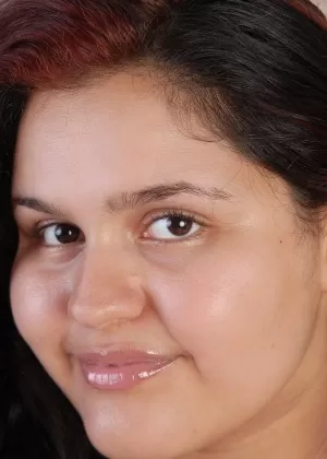 Толстая цыпочка Карла позирует соло в сексуальном большом красивом женском нижнем белье