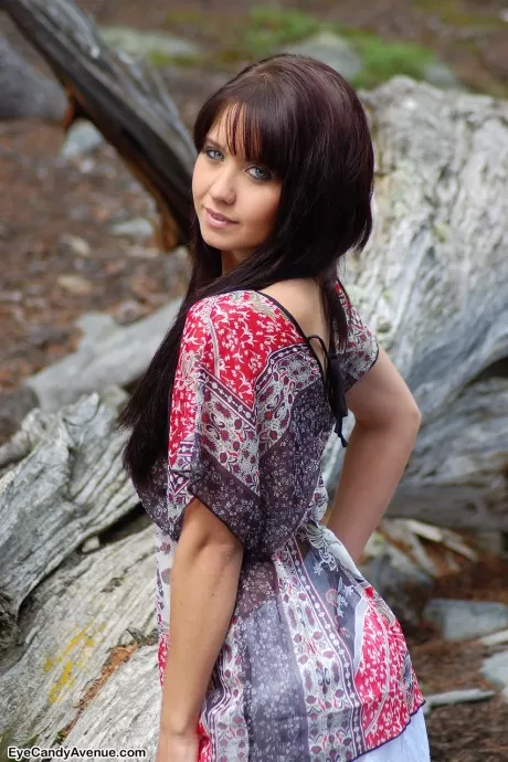 Молодая неопытная Крисси полностью раздевает 2