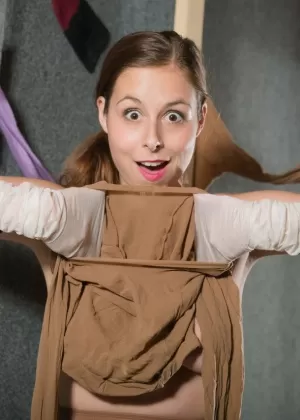 Кавказская девушка натягивает несколько слоев колготок во время сольного действия