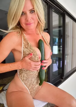 Грязная блондинка любительница Хилари засовывает огурец в свою пизду перед мастурбацией