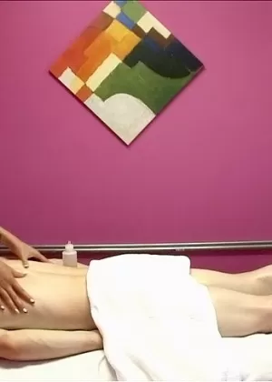 Миниатюрная азиатская массажистка Ким Блоссом дрочит и трахает своего клиента в студии