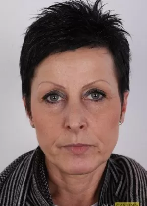 Зрелая Шарлотта с большими сиськами показывает свои довольно молодо выглядящие сиськи