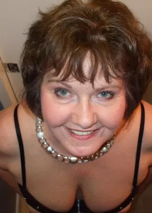 Пожилая грудастая любительница Блисс держит свои натуральные сиськи, чтобы кончить в режиме POV