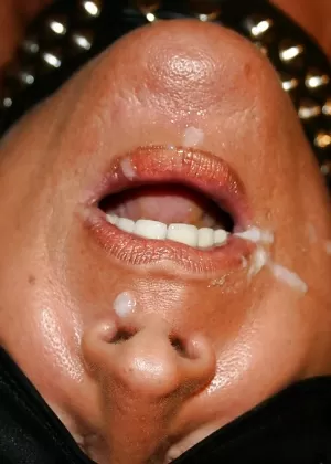 Брюнетка с завязанными глазами получает сперму в рот после грубого траха