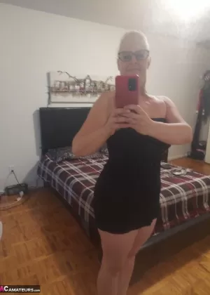 Пожилая любительница Тиффани Линн растягивает свою пизду, прежде чем показать свои большие сиськи