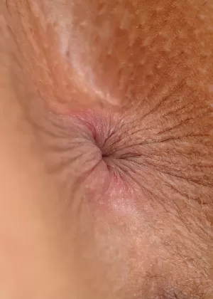 18-летняя брюнетка Дженна Джей освобождает красивую попку и пизду от кружевных трусиков