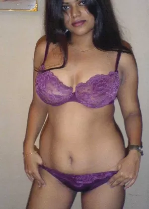 Миниатюрная индийская девушка снимает большие натуральные сиськи после снятия синих джинсов