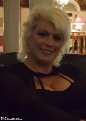 Грудастая зрелая Дезире Дельгото играет со своими отвисшими сиськами