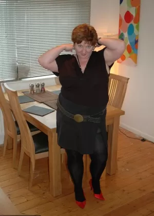 Любительская блондинка Мэдден обожает дразнить свою задницу, одетую в трусики-стринги