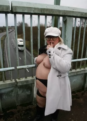 Толстая британка Лекси Каммингс выставляет себя напоказ на пешеходном мосту