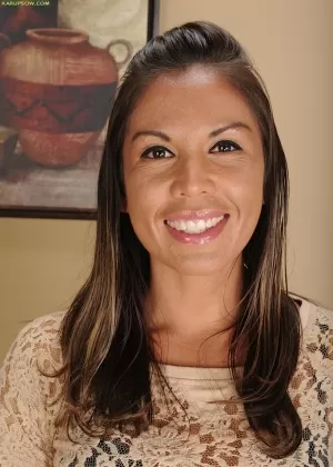 Женщина средних лет Оливия Джонс раздевается, чтобы дебютировать обнаженной моделью