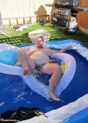 Сумасшедшая зрелая женщина Каро снимает трусики и раздвигает свою волосатую киску