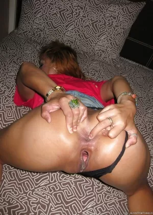 Грязная азиатская милфа берет твердый член в рот и тугие дырочки