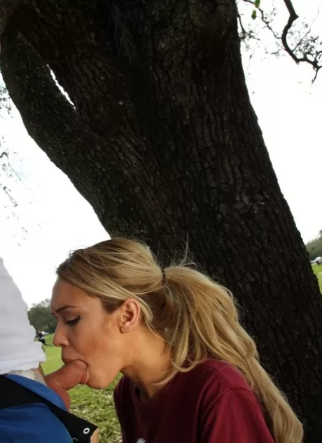 Подружка-блондинка-латиноамериканка Мила Блейз занимается сексом по-собач 3