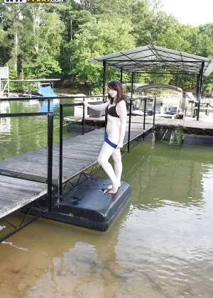 Симпатичная блондинка любительница снимать нижнее белье и демонстрировать свои сексуальные изгибы