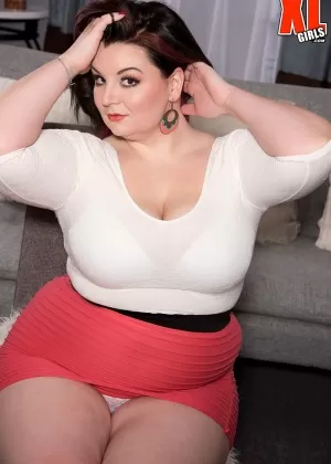 Горячая жирная мамаша Люси Ленор раздевается, чтобы показать свои массивные большие сиськи и попу толстушки