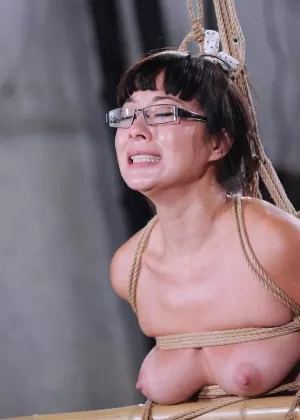 Японская девушка Реко Саваджири щеголяет спермой в жопе после секса в камере