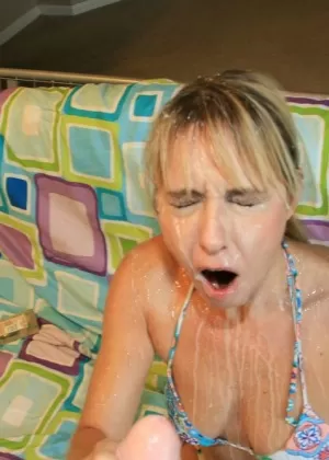 Подростковую шлюшку в бикини подхватывают и трахают два парня на открытом воздухе