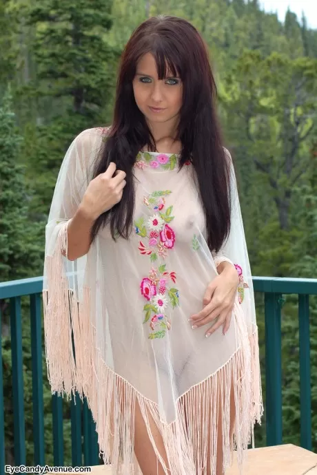 Молодая любительница Крисси раздевается в обуви на веранде возле леса