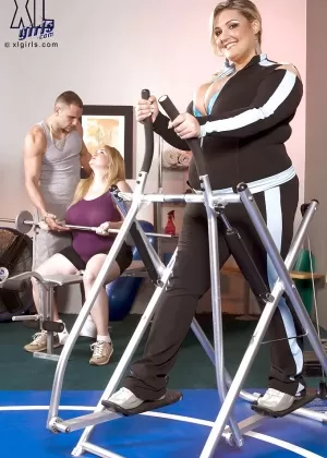 Две пухлые и грудастые блондинки предпочитают твердый член сливочным пончикам